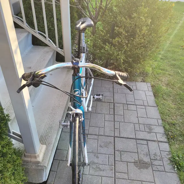 Giant Avail Hybrid/commuter bike - Photo 6