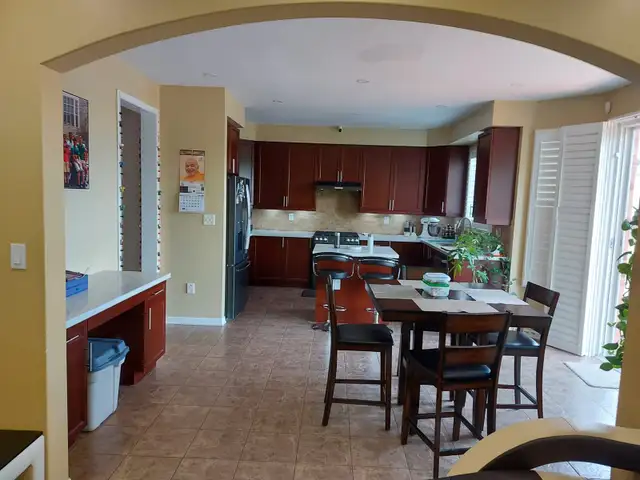 Private room with walk in closet in detached house - Photo 4