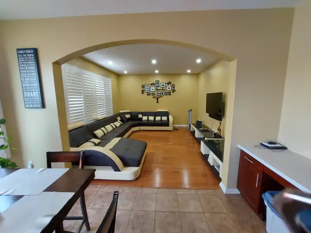 Private room with walk in closet in detached house - Photo 5