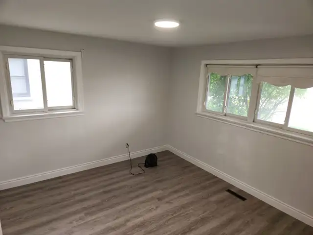 Stevenson/Rossland $2400/mon. CLEAN 3 BRDM Upstairs Bungalow. - Photo 2