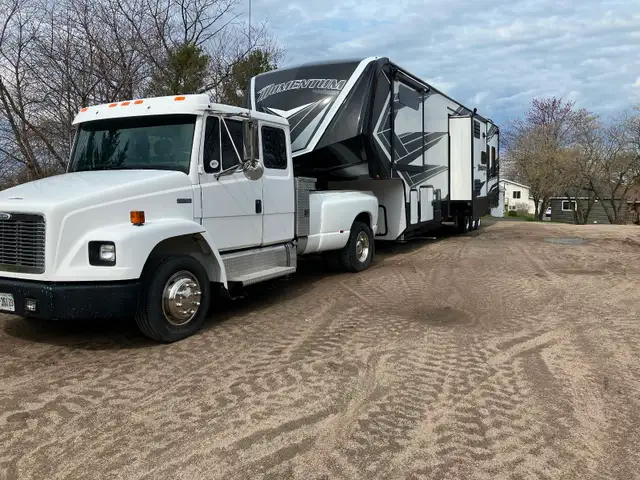 45’ Momentum Toy Hauler with 2002 FL 60 Freightliner