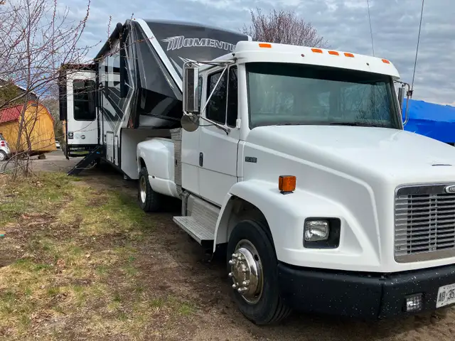 45’ Momentum Toy Hauler with 2002 FL 60 Freightliner - Photo 2