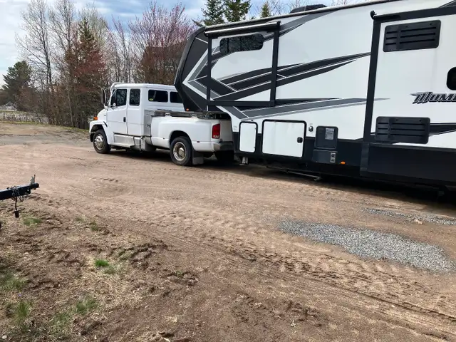 45’ Momentum Toy Hauler with 2002 FL 60 Freightliner - Photo 3
