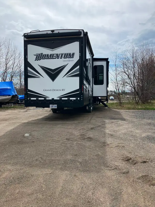 45’ Momentum Toy Hauler with 2002 FL 60 Freightliner - Photo 4