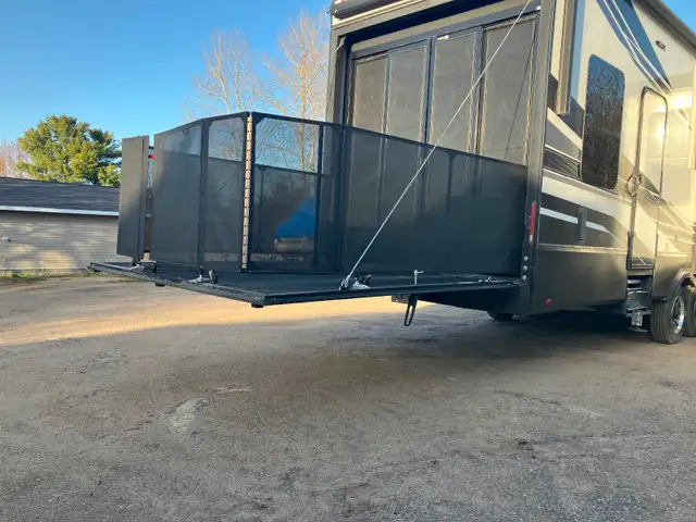 45’ Momentum Toy Hauler with 2002 FL 60 Freightliner - Photo 5