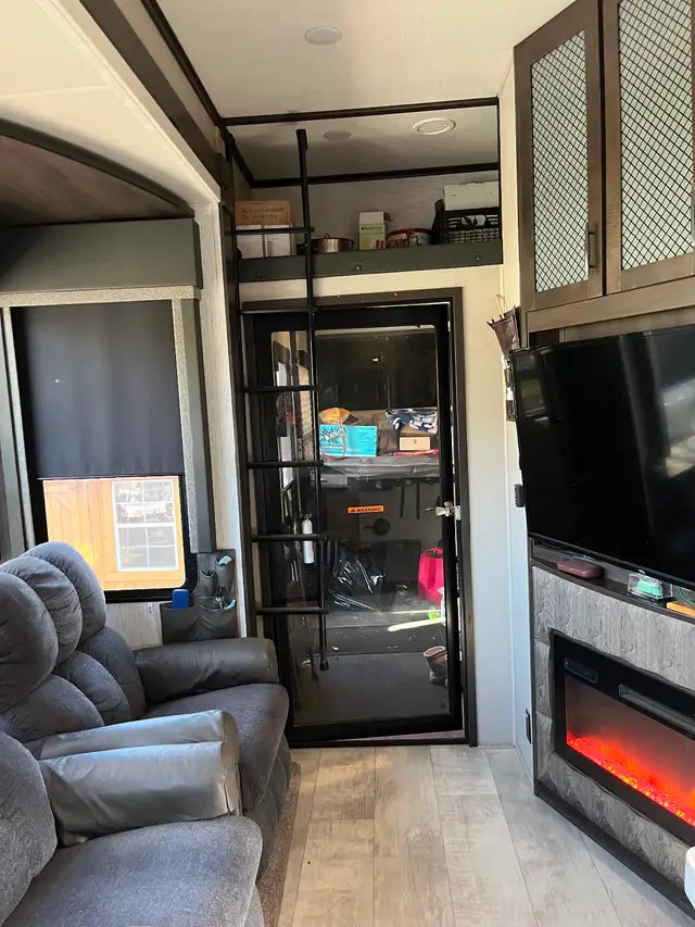 45’ Momentum Toy Hauler with 2002 FL 60 Freightliner - Photo 8