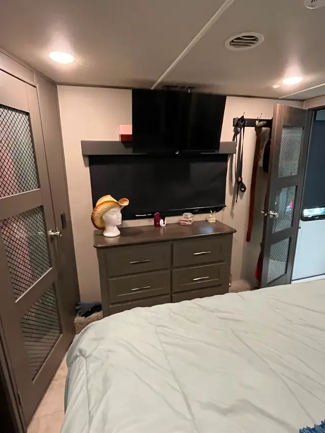 45’ Momentum Toy Hauler with 2002 FL 60 Freightliner - Photo 10