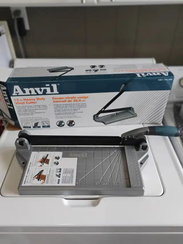 Flooring installation kit and cutter