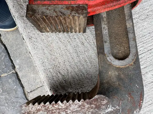 Ridgid pipe wrench - Photo 4