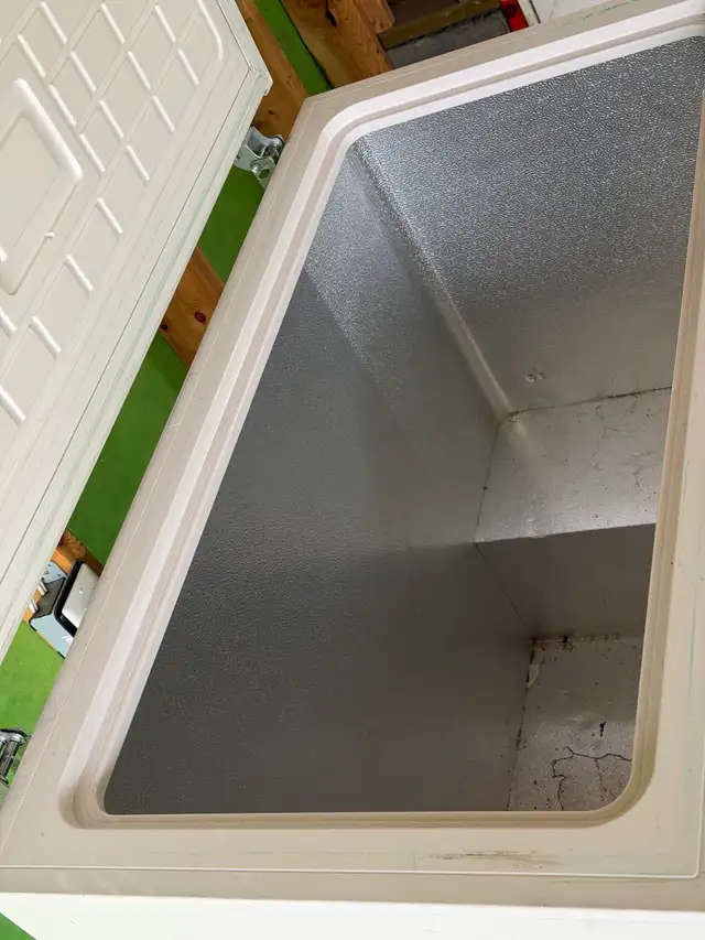 Freezer - 37.5 W x 22.5 D x 32.5 H - Photo 3