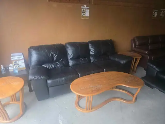 Dark brown leather sofa & love seat. Free delivery & disposal - Photo 3