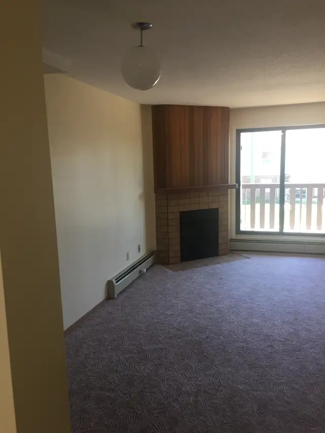1 Bdrm, Main Fl, No Stairs, In Suite Laundry, Quiet Adult Bldg, - Photo 3