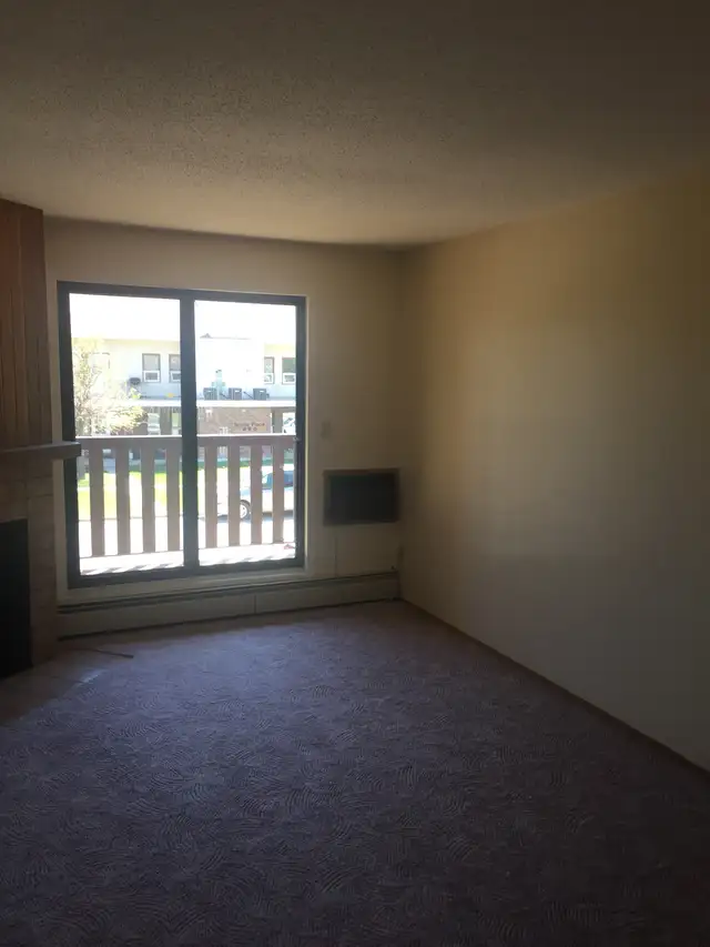 1 Bdrm, Main Fl, No Stairs, In Suite Laundry, Quiet Adult Bldg, - Photo 4