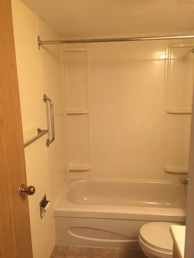 1 Bdrm, Main Fl, No Stairs, In Suite Laundry, Quiet Adult Bldg, - Photo 7