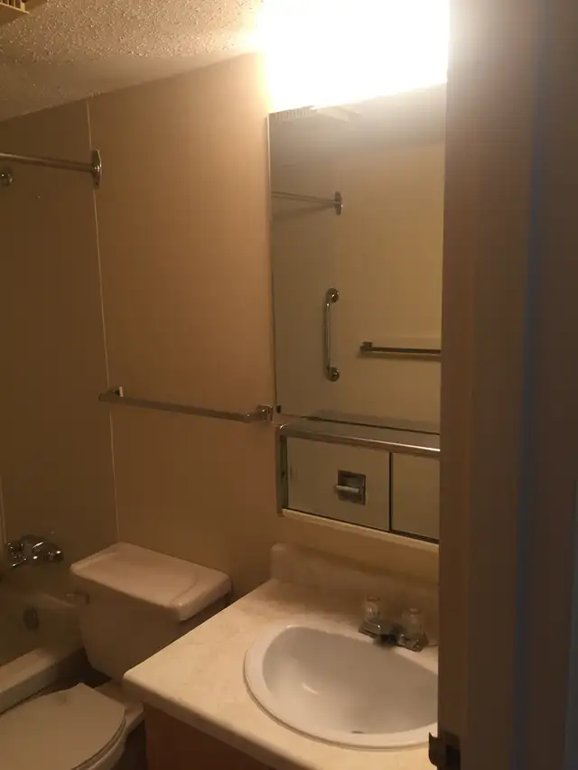 1 Bdrm, Main Fl, No Stairs, In Suite Laundry, Quiet Adult Bldg, - Photo 8