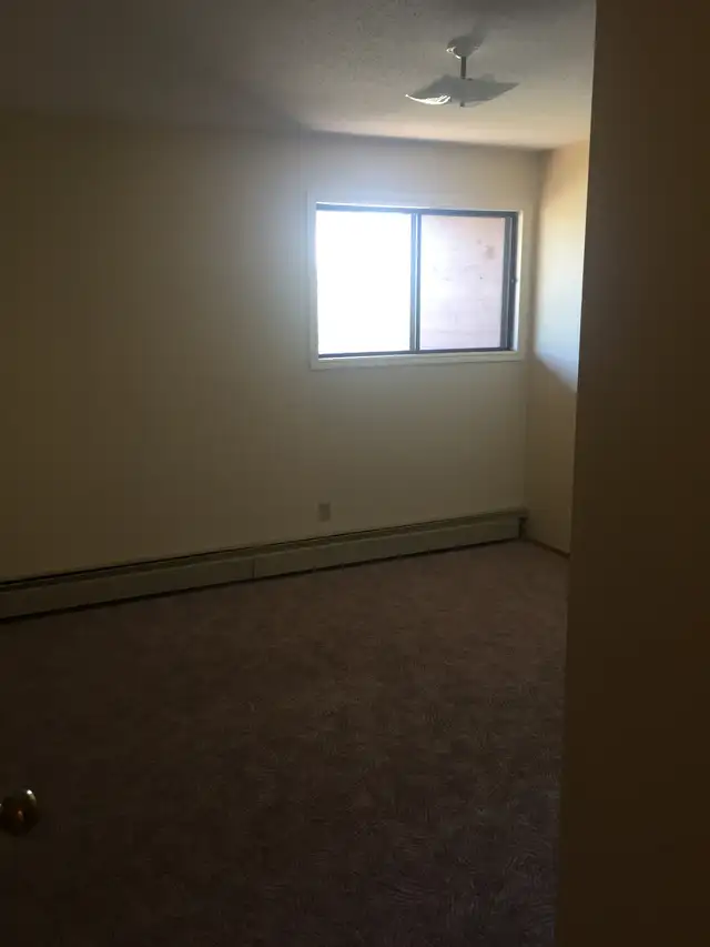 1 Bdrm, Main Fl, No Stairs, In Suite Laundry, Quiet Adult Bldg, - Photo 9
