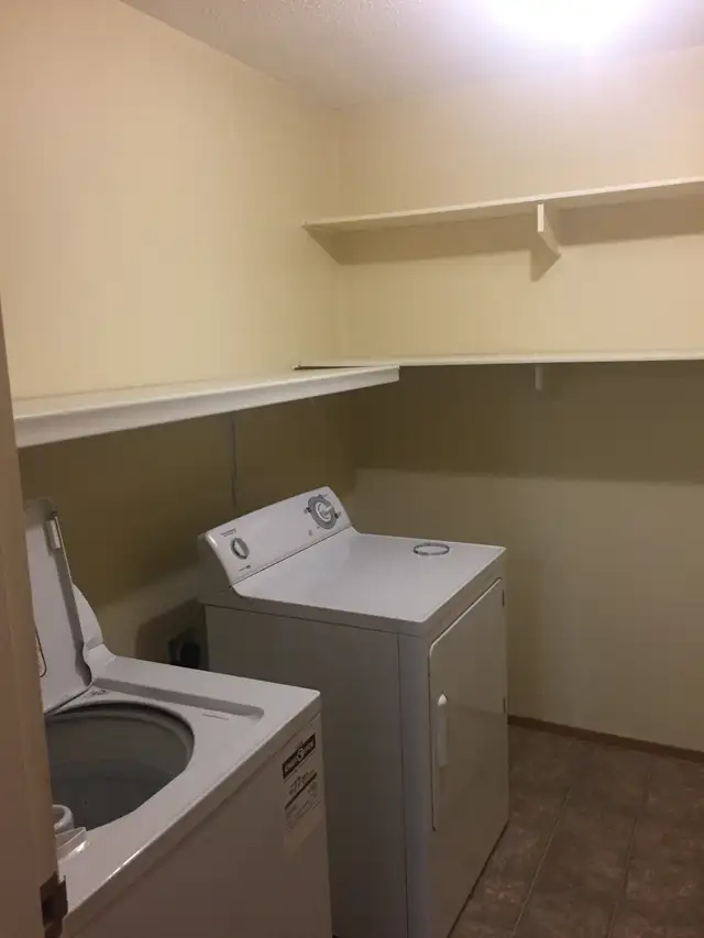 1 Bdrm, Main Fl, No Stairs, In Suite Laundry, Quiet Adult Bldg, - Photo 10