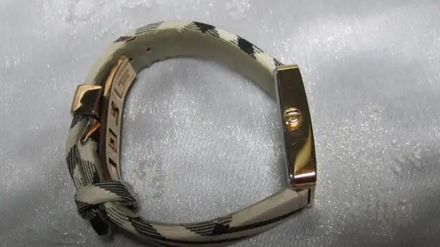 EXCELLENT QUALITY WOMEN’S GOLD BURBERRY TANK STYLE WATCH - Photo 7