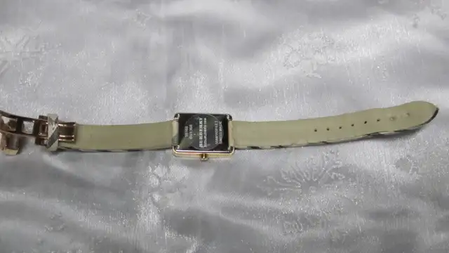 EXCELLENT QUALITY WOMEN’S GOLD BURBERRY TANK STYLE WATCH - Photo 10