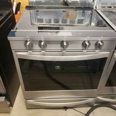 Whirlpool range 30" convection High End Almost new, warranty