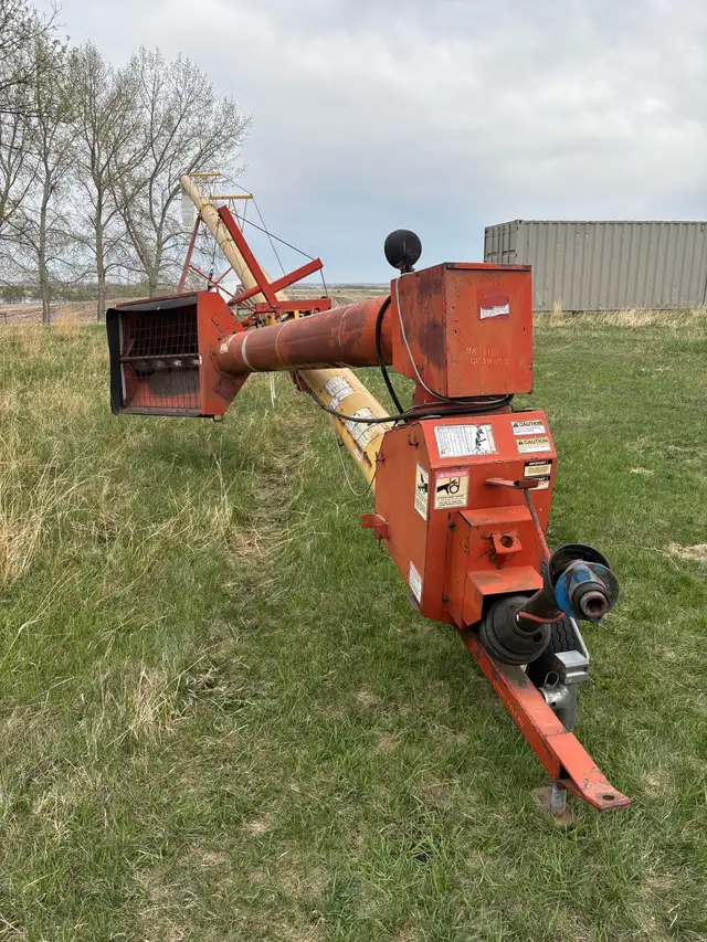 Westfield 100-61 Swingaway Grain Auger w/ Hydraulic Lift