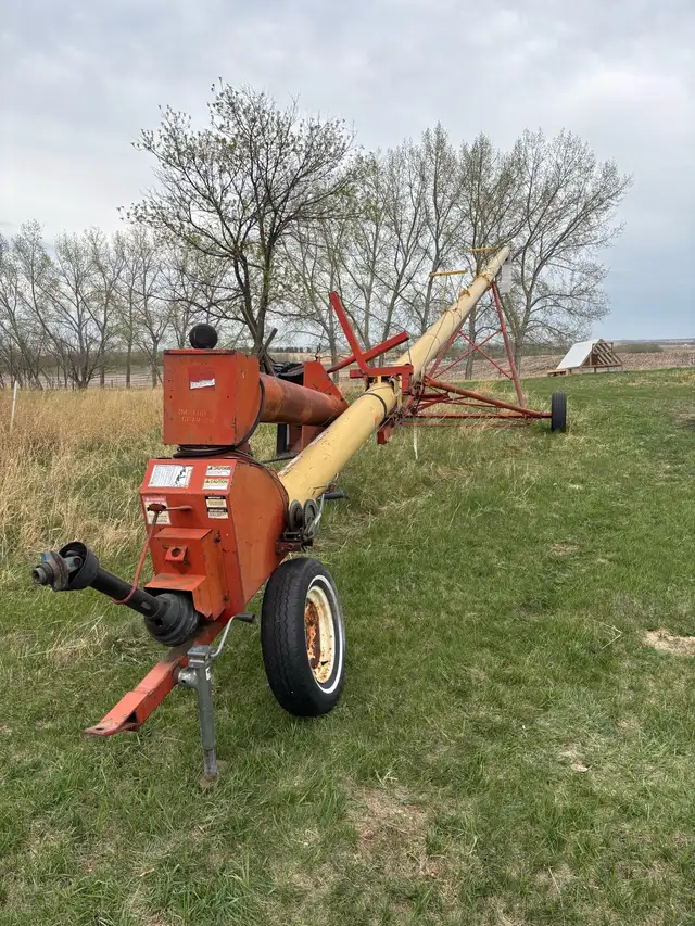 Westfield 100-61 Swingaway Grain Auger w/ Hydraulic Lift - Photo 2