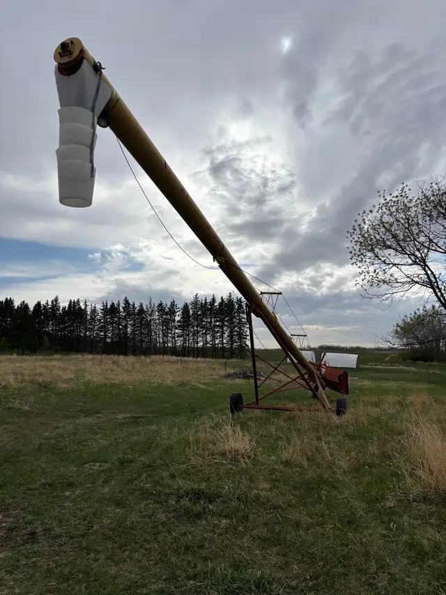 Westfield 100-61 Swingaway Grain Auger w/ Hydraulic Lift - Photo 3
