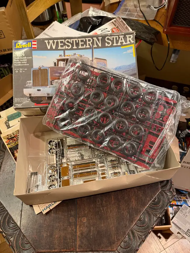 Vintage Revell Western Star Truck Model Kit from 1989 NIB - Photo 3
