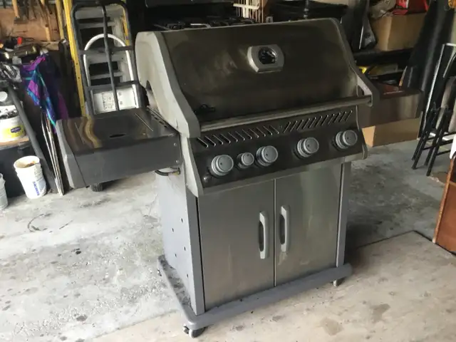 Napoleon Rogue 525-SB 4 Burner Propane BBQ $375