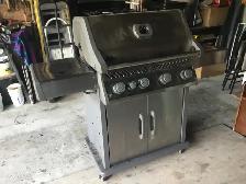 Napoleon Rogue 525-SB 4 Burner Propane BBQ $375