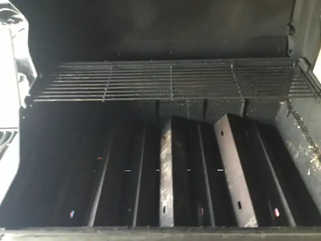 Napoleon Rogue 525-SB 4 Burner Propane BBQ $375 - Photo 4