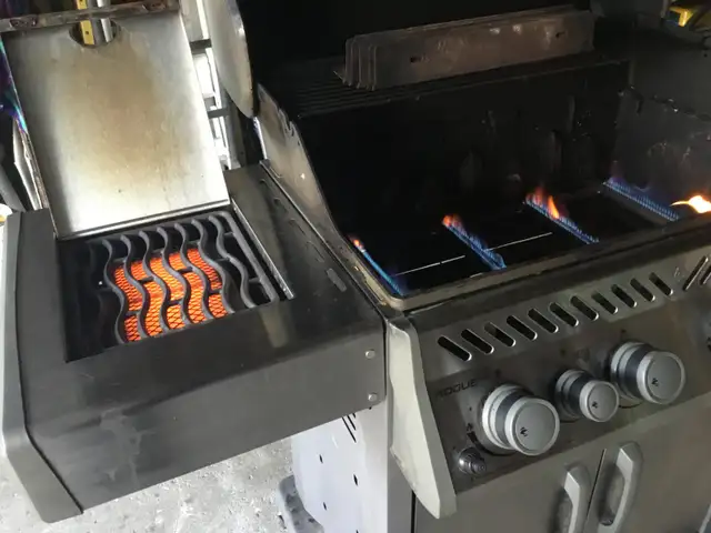Napoleon Rogue 525-SB 4 Burner Propane BBQ $375 - Photo 6