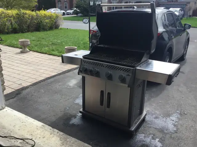 Napoleon Rogue 525-SB 4 Burner Propane BBQ $375 - Photo 7