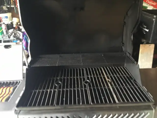 Napoleon Rogue 525-SB 4 Burner Propane BBQ $375 - Photo 10