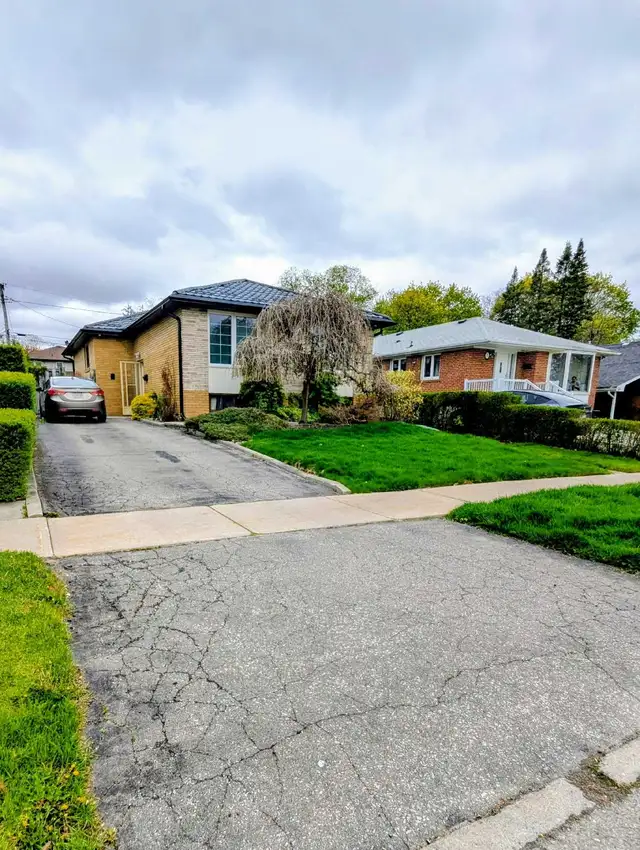 FOR RENT: 4 Bedrooms & 3 FULL Bathrooms (Main Floor of Det - Photo 2
