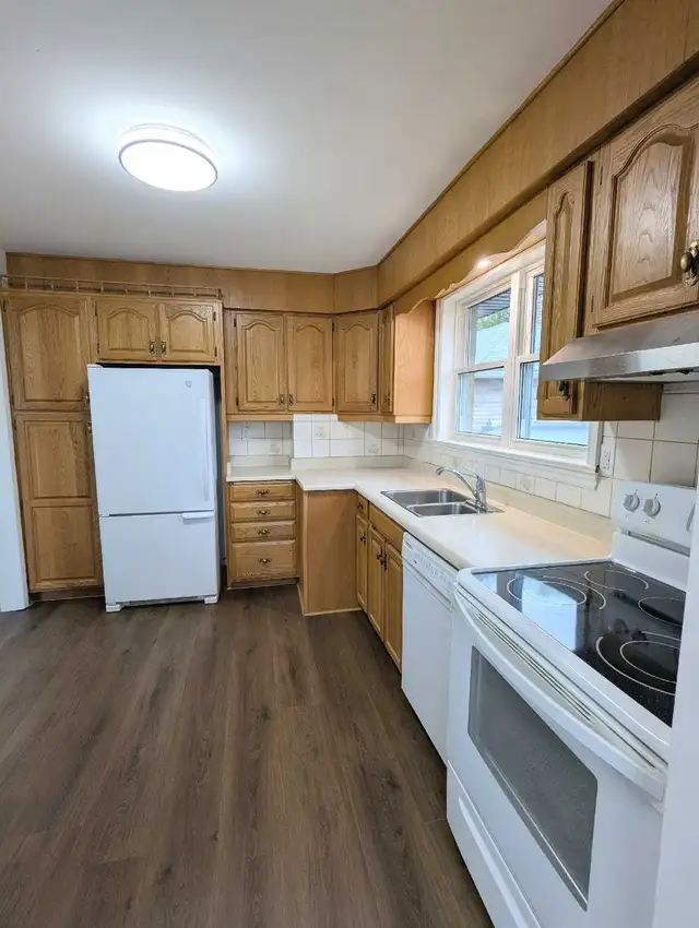 FOR RENT: 4 Bedrooms & 3 FULL Bathrooms (Main Floor of Det - Photo 3