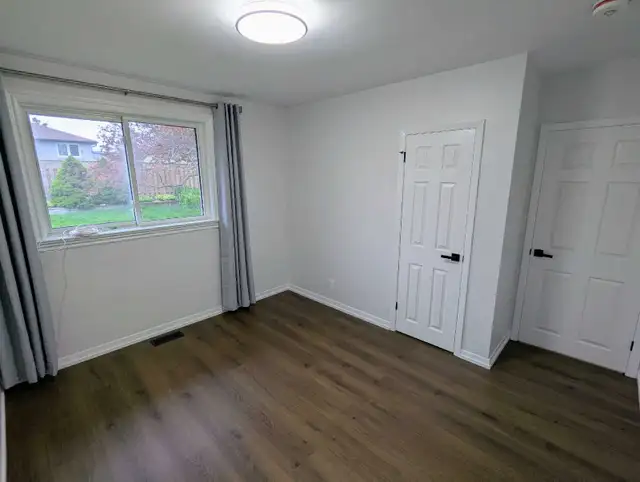 FOR RENT: 4 Bedrooms & 3 FULL Bathrooms (Main Floor of Det - Photo 7