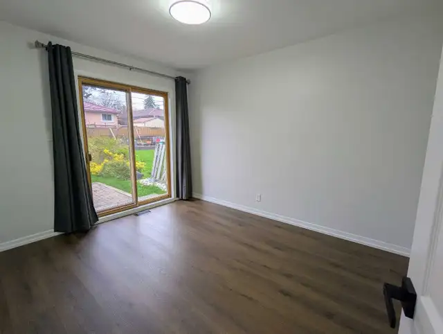 FOR RENT: 4 Bedrooms & 3 FULL Bathrooms (Main Floor of Det - Photo 8