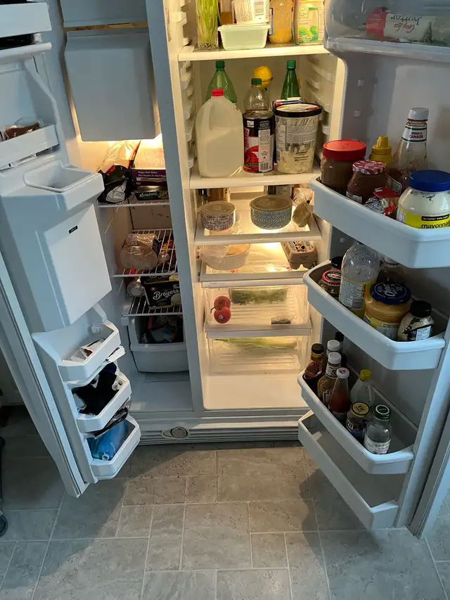 fridge, stove, and range hood - Photo 2