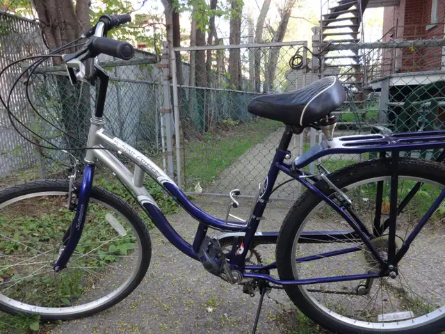 VÉLO SCHWINN, HYBRIDE, 6 VITESSES. 26 POUCES, PROPRE.