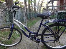 VÉLO SCHWINN, HYBRIDE, 6 VITESSES. 26 POUCES, PROPRE.