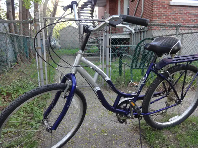 VÉLO SCHWINN, HYBRIDE, 6 VITESSES. 26 POUCES, PROPRE. - Photo 7