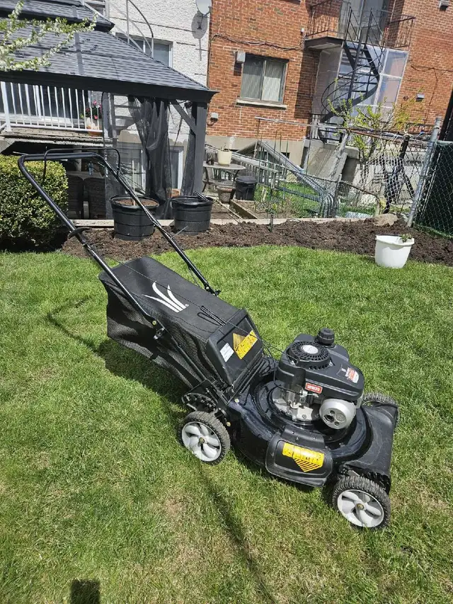 Yard Machines Lawnmower