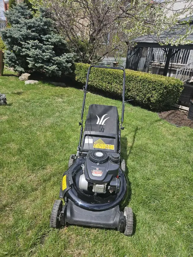 Yard Machines Lawnmower - Photo 2