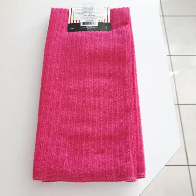 2SERVIETTES NEUVES 25'LONx15'LAR SCELLÉES DANS EMBALAGE$10.00CHA