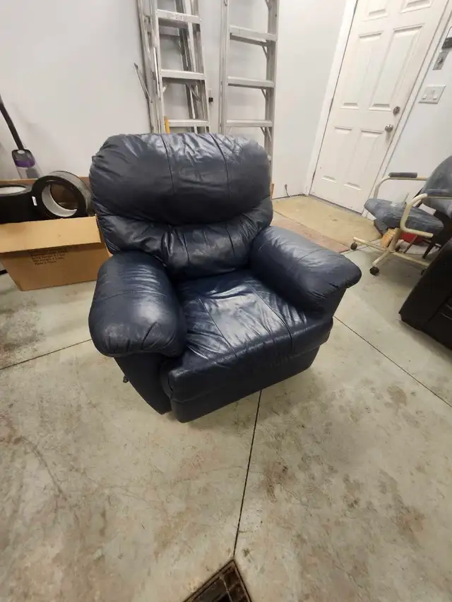 Blue leather couch with recliner chair - Photo 7