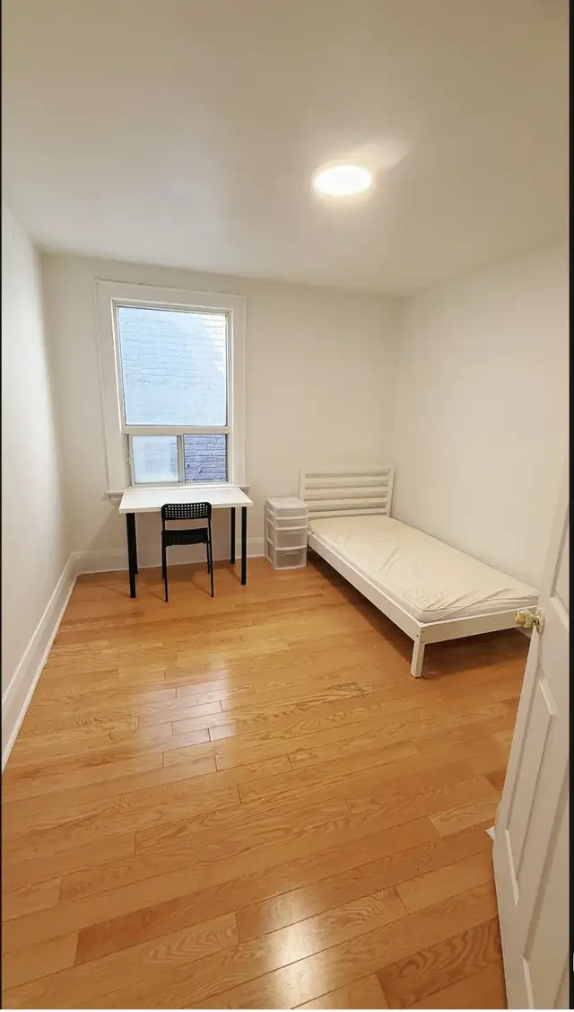 Downtown Toronto one room available for  longterm for female
