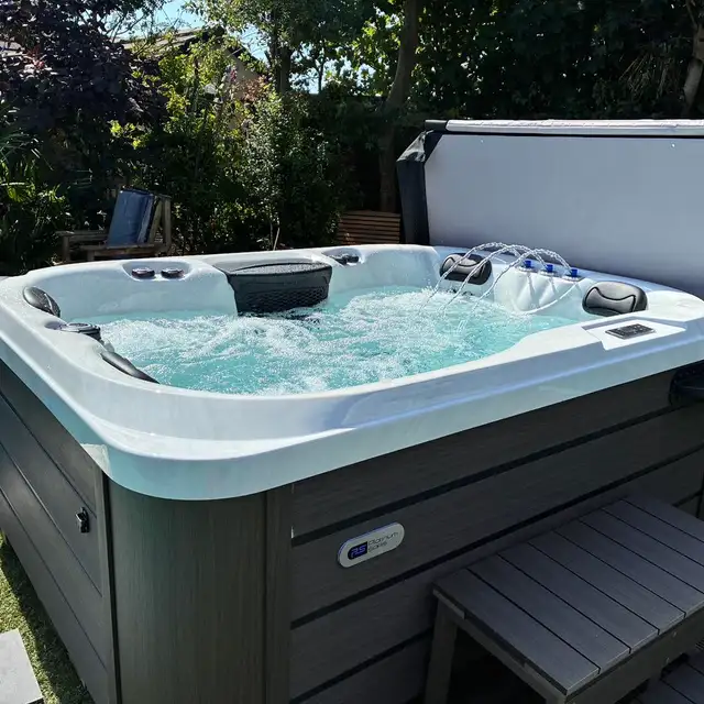 3 PUMP BENCH HOT TUB - Photo 3