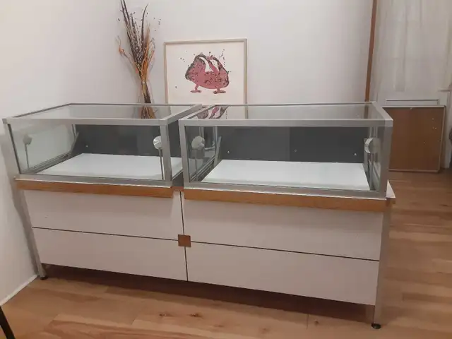 Commercial desk