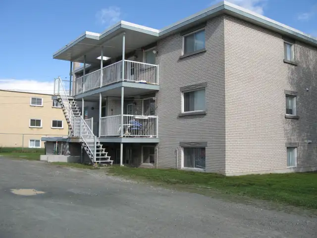 LOGEMNENT A LOUER 2560 RUE BONIN - Photo 2